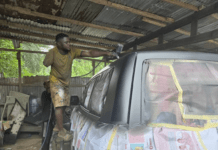 Gabon : Ahmed Mabiokou, le peintre qui redonne éclat aux carrosseries d’une seule main